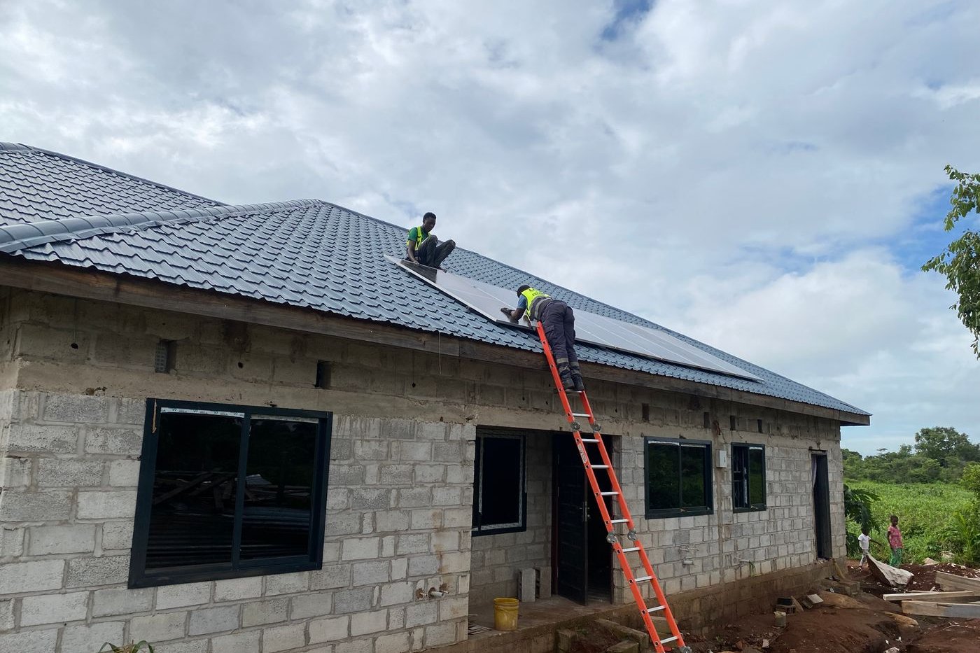 Techniciens installant des panneaux solaires sur une toiture