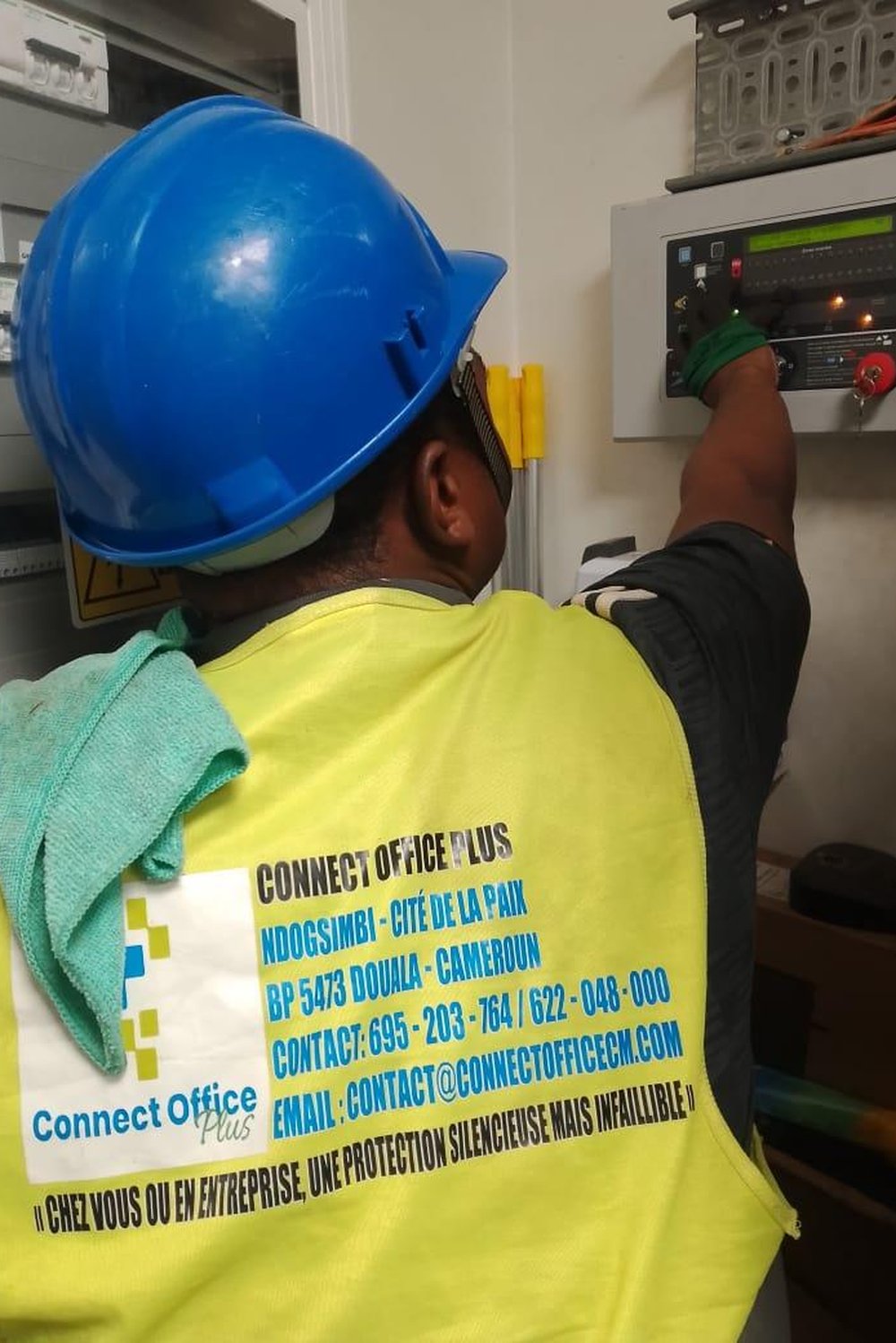Technicien Connect Office en intervention sur une centrale de sécurité