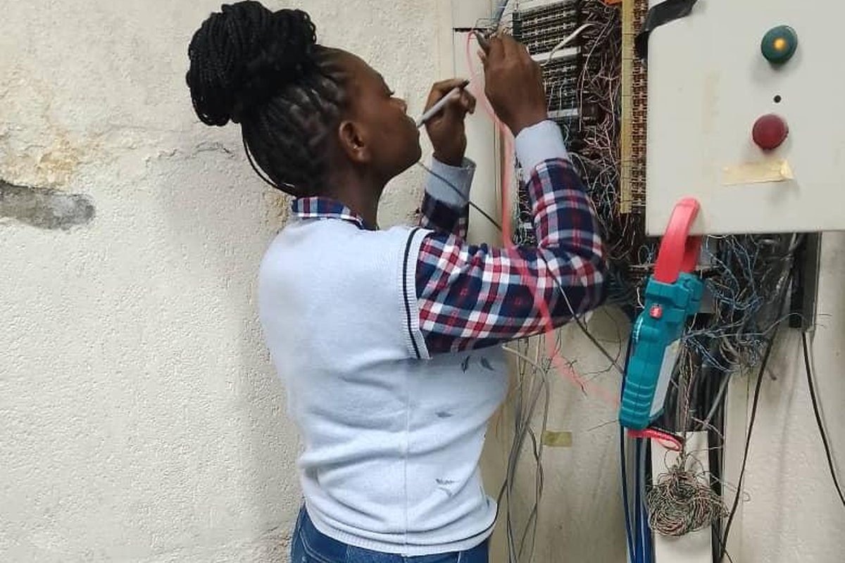 Technicienne Connect Office intervenant sur une armoire électrique