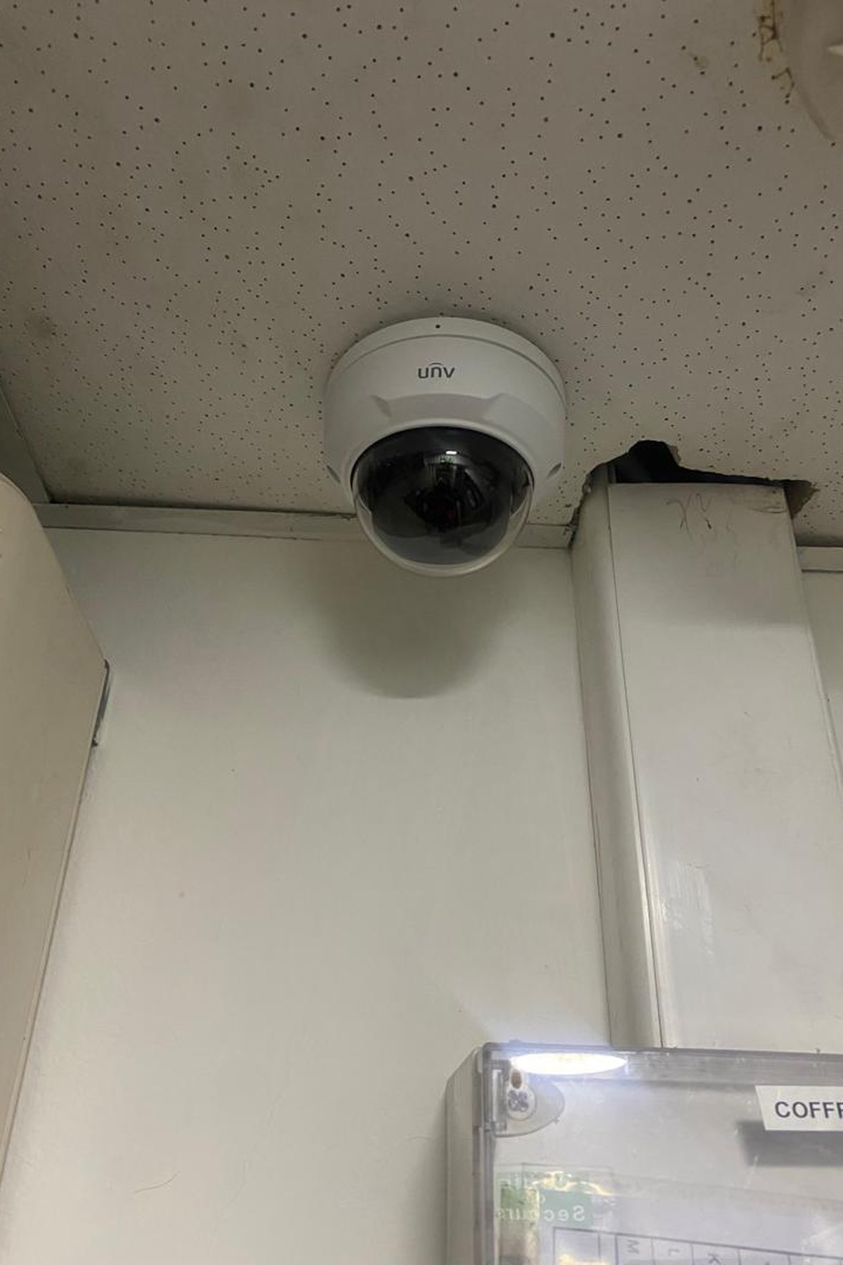 Caméra dôme de vidéosurveillance installée en plafond