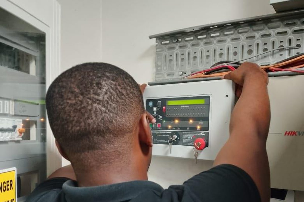 Technicien Connect Office paramétrant une centrale de sécurité